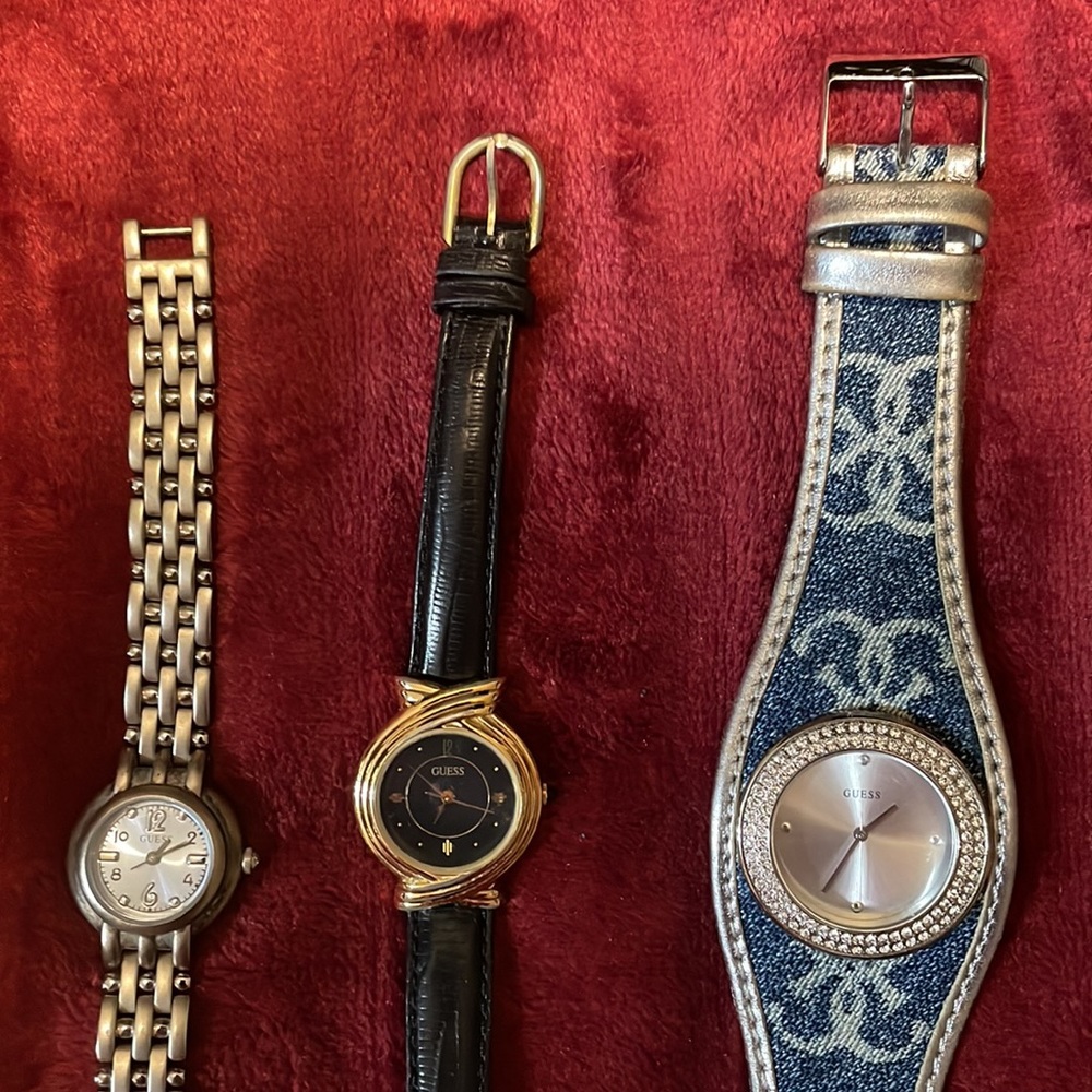 Three vintage Guess watches from the 90s with one case. Batteries not working - Picture 3 of 6